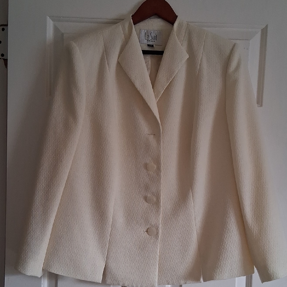 Le Suit Women's Cream Blazer And Skirt Suitset